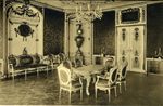 Zdjęcie archiwalne. Salon w Domu Uphagena. Wnętrze bogatego salonu. Pośrodku stół i sześć krzeseł. Nad nim kryształowy żyrandol. W tle dwuskrzydłowe drzwi, pod ścianą dwa fotele i kanapa.