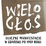 Grafika stylizowana na transparent. Szary karton z białym napisem "WIELOGŁOS". Pod spodem: "gdańskie manifestacje po 1989 roku".