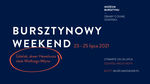 Plakat promujący Bursztynowy Weekend. Granatowa plansza z napisami, szczegóły w opisie.