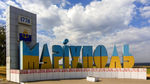 Zdjęcie z Ukrainy. Duży, niebiesko żółty napis Mariupol, witający wjeżdżających do miasta.