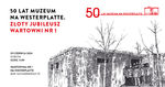 Grafika. Czarno-biała prosta grafika ukazująca grupę ludzi na schodach Wartowni nr 1 na Westerplatte.