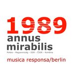 Białe tło. Napis 1989 annus mirabilis. Polska Magyarorszag DDR CSSR Romania musica responsa/berlin.