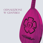 Zdjęcie. Różowa lutnia, na niej narysowany kwiat. Po lewej napis Odnalezione w Gdańsku.
