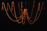 Zdjęcie. Ozdoba sufitowa. Składa się ze sznurów bursztynowych korali podwieszonych pod sufitem.