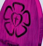 Fragment zdjęcia instrumentu. Różowa lutnia, na niej narysowany kwiat.