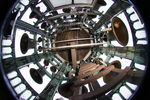 Carillon Ratusza Głównego Miasta. Widok z dołu na umocowane w górze dzwony.