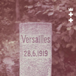 Zdjęcie słupu granicznego z kamienia. Napis Versailles 28.6.1919.