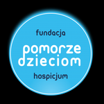 Logo fundacji Pomorze Dzieciom. Niebieskie koło z czarno-białym napisem, czarne tło.