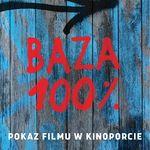 Czerwony napis Baza 100%, niżej biały napis Pokaz filmu w Kinoporcie. W tle drewniane deski, pomalowane na niebiesko.