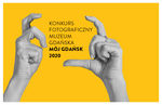 Plakat. Na żółtym dwie dwie dłonie. Ułożone w sposób, w jaki trzyma się aparat i naciska przycisk wyzwalacza. Pomiędzy dłońmi napis Konkurs Fotograficzny Muzeum Gdańska Mój Gdańsk 2020.