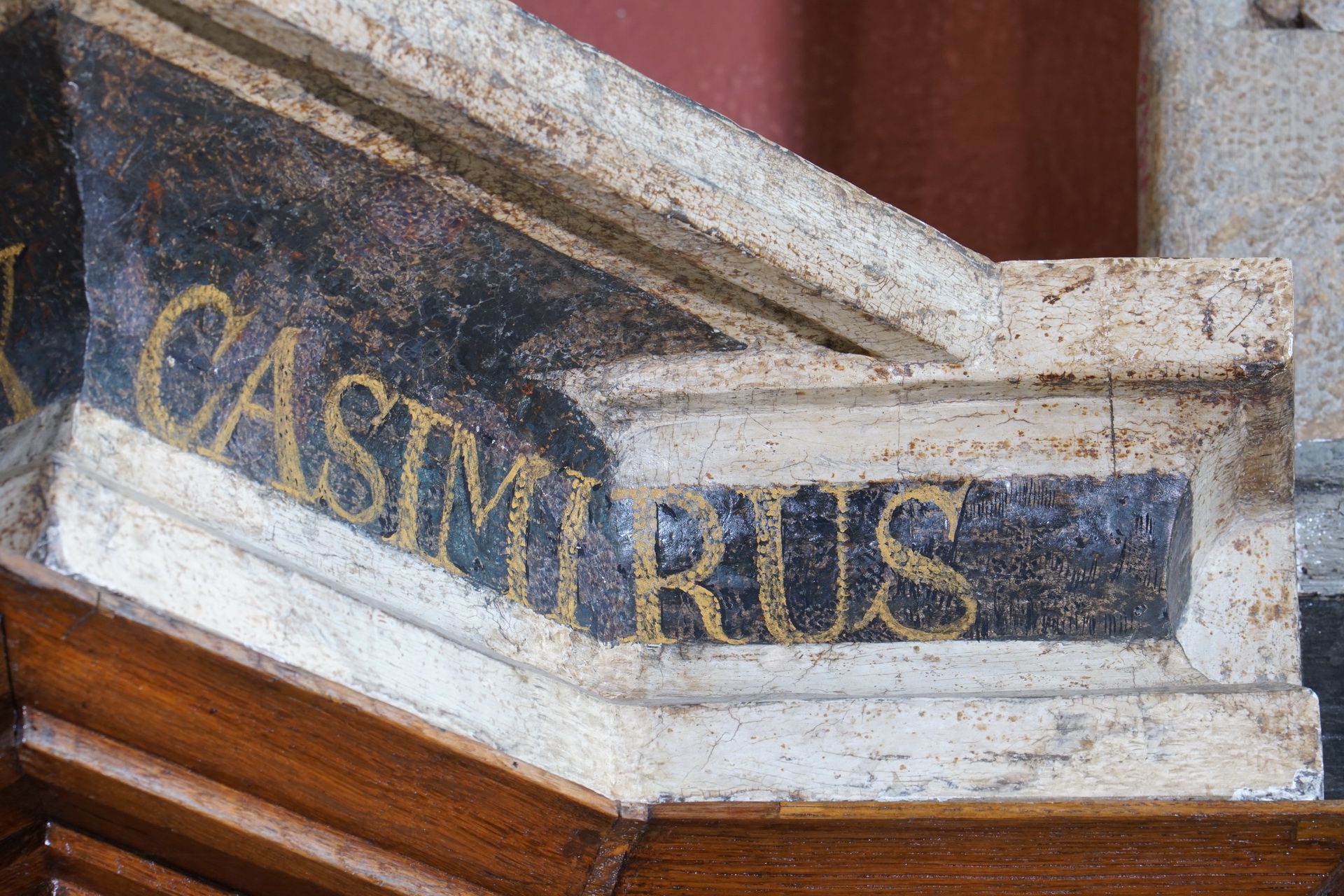 Duże zbliżenie, złoty napis na czarnym tle: Casimirus.