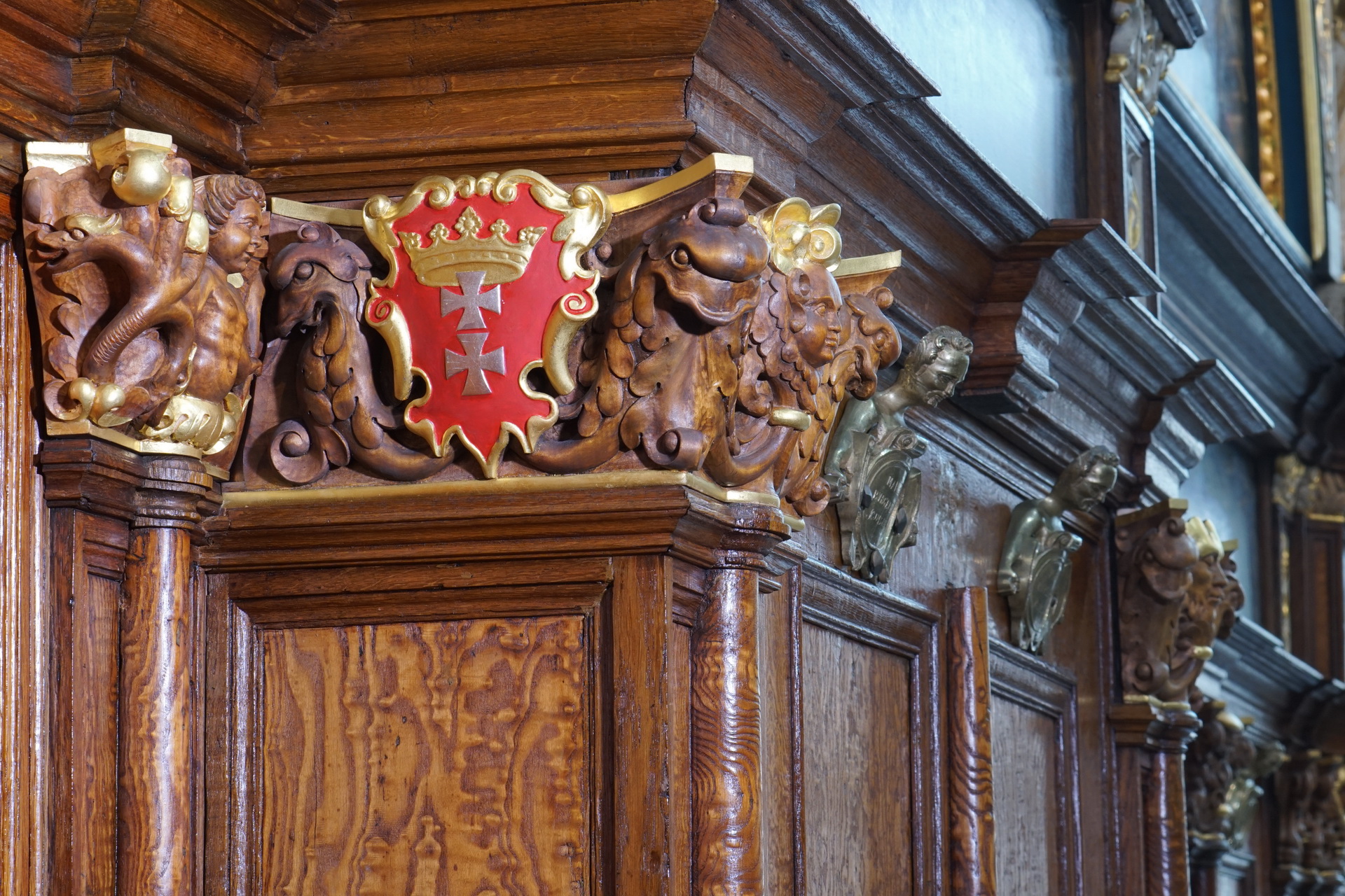 Zwieńczenie boazerii. Herb Gdańska, wokół ornamenty z drewna.