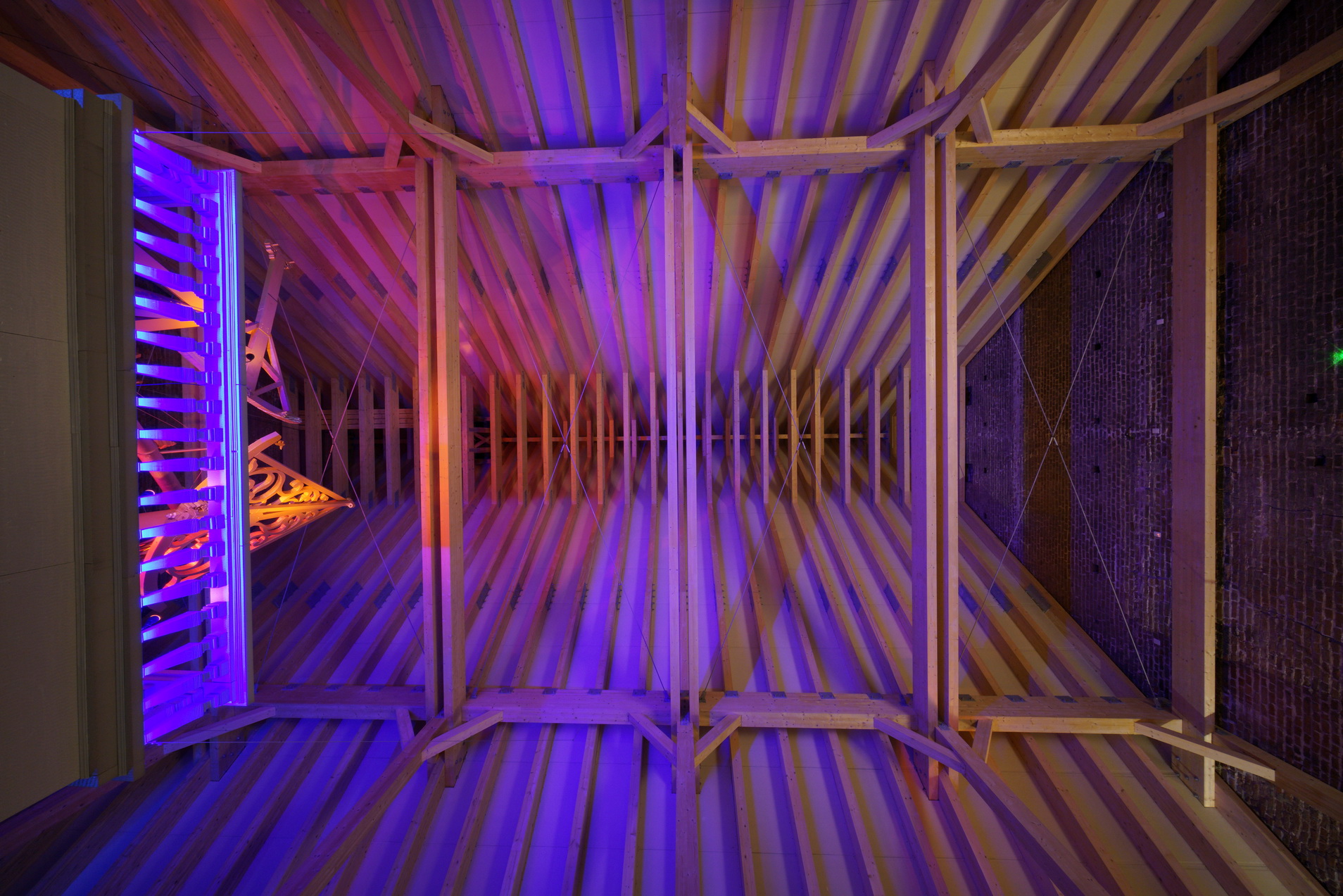 11.	Zbliżenie na drewniany strop na poddaszu. Podświetlony na fioletowo.