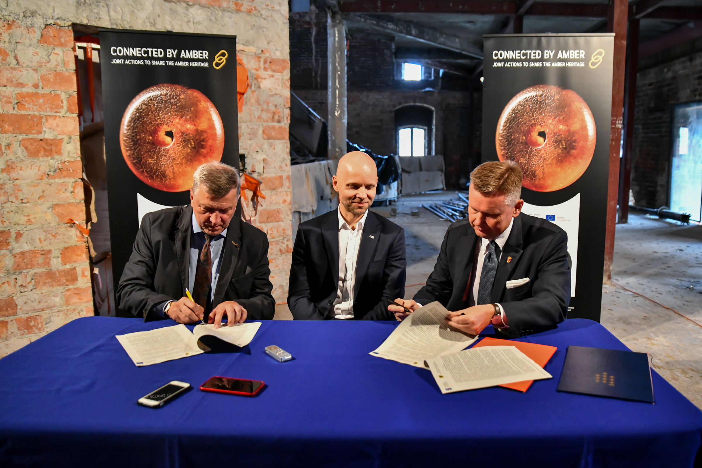 Dyrektor Muzeum Gdańska podpisuje umowę z wykonawcą remontu w Wielkim Młynie, nowej siedzibie Muzeum Bursztynu.