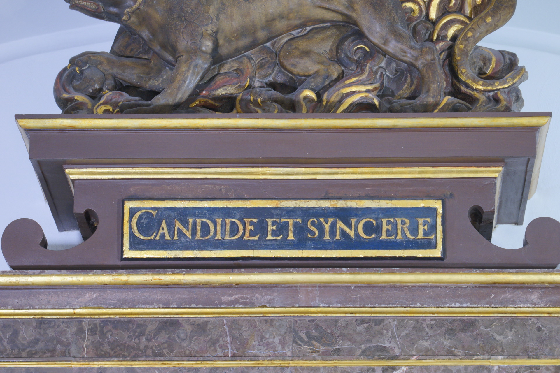 Zwieńczenie kominka w Sali Zimowej. Łacińska sentencja Candide et syncere. Tłumaczenie: Szczerze i rzetelnie.