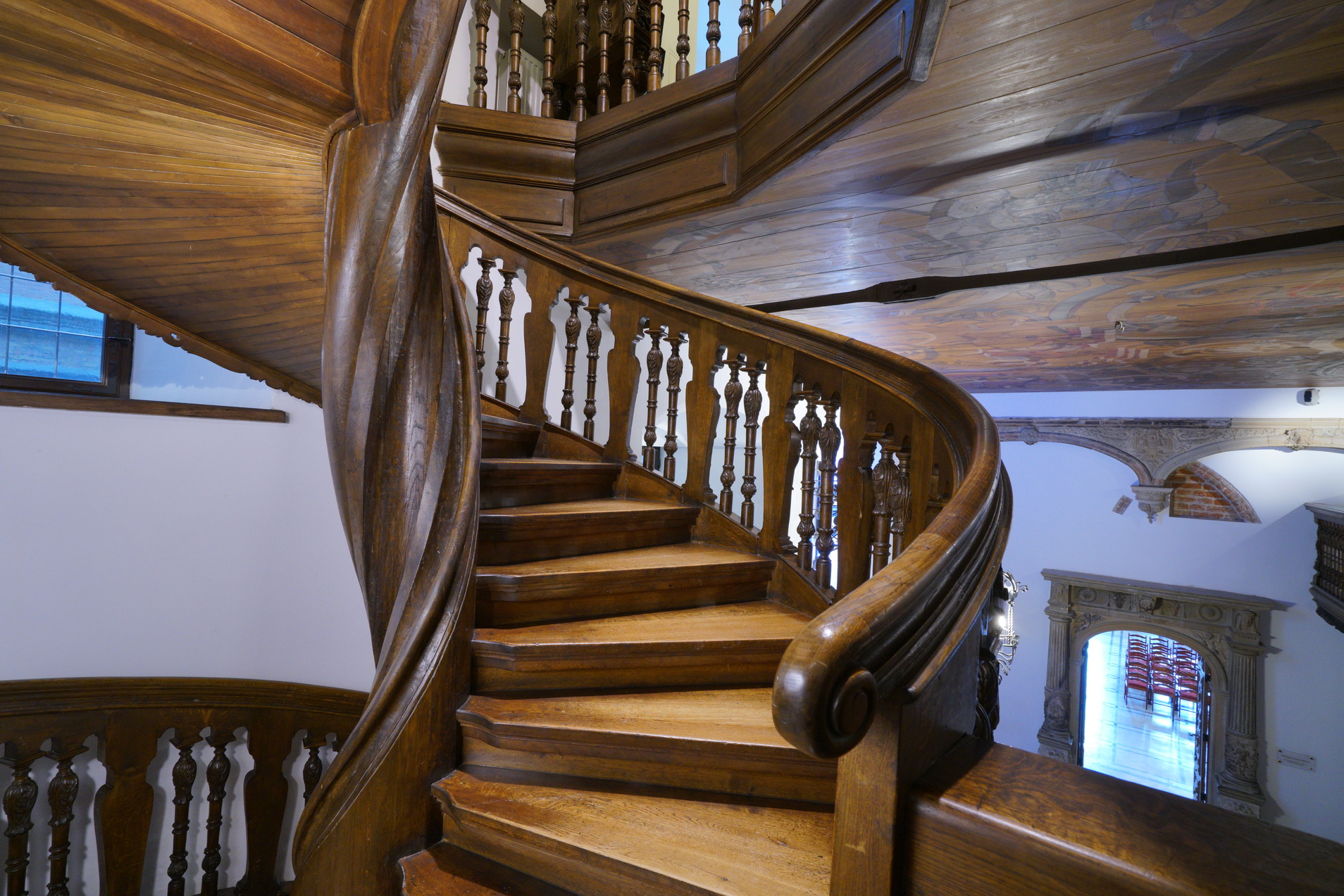 Drewniane, kręcone schody w Sieni Dolnej Ratusza.