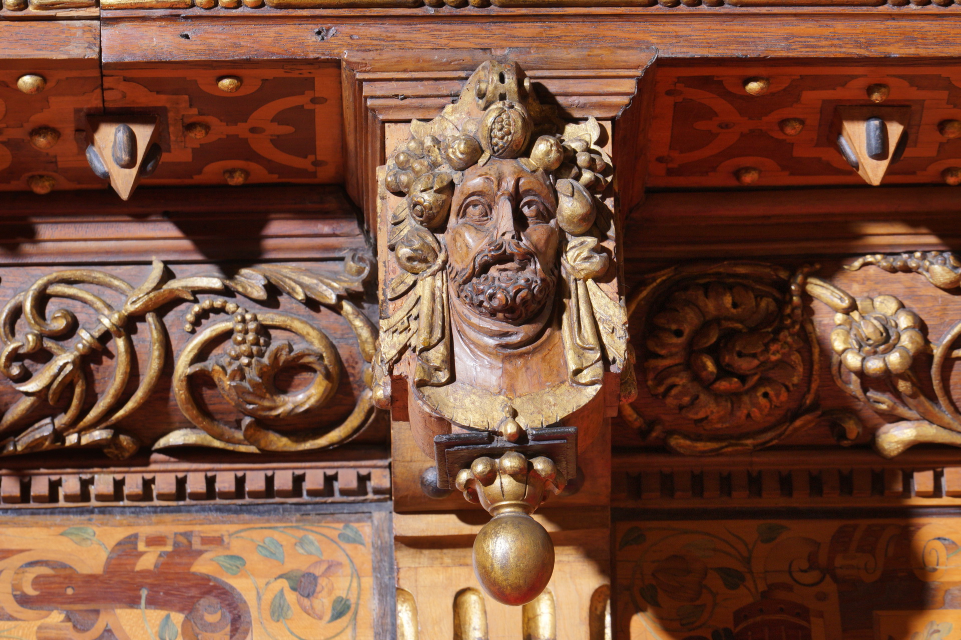 Boazeria, zbliżenie na dekor. Rzeźbiona głowa mężczyzny, obok ornamenty.