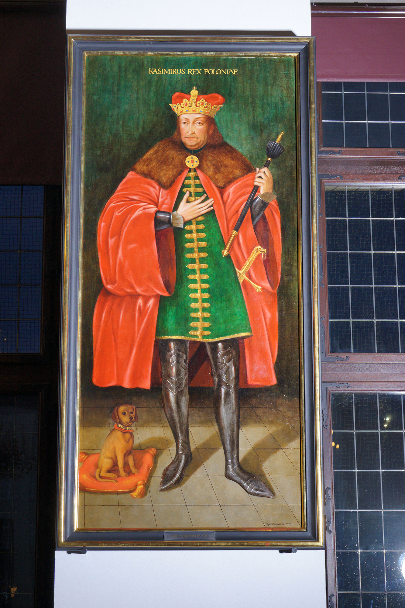 Sala Wielkiej Wety. Portret króla Kazimierza w koronie, z insygniami władzy. Obok na czerwonej poduszcze siedzi mały, brązowy piesek.