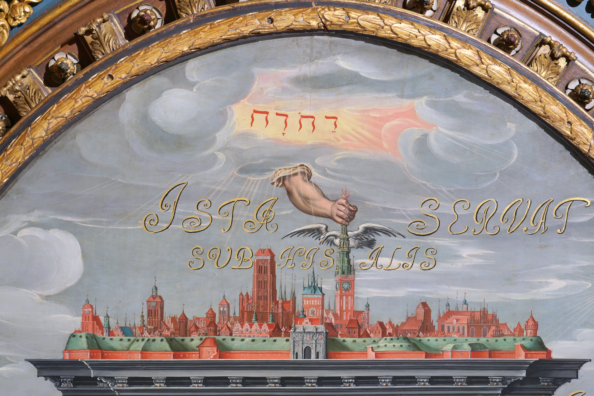 Fragment obrazu Apoteoza Gdańska, zbliżenie na górną część. Panorama Głównego Miasta. Z chmur wyłania się dłoń, trzyma wieżę Ratusza.