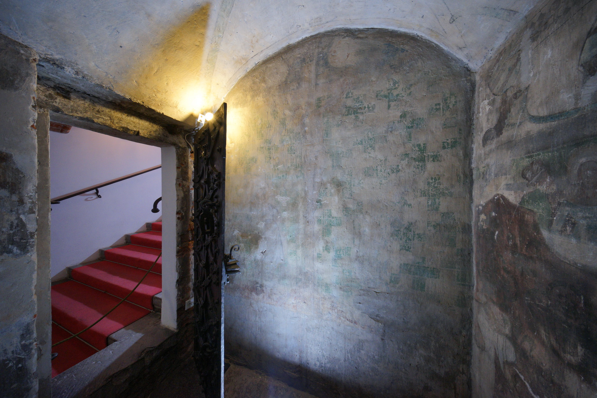 Wnętrze pomieszczenia Mały Krzysztof. Zniszczone ściany z niewyraźnymi śladami zachowanej, oryginalnej farby.