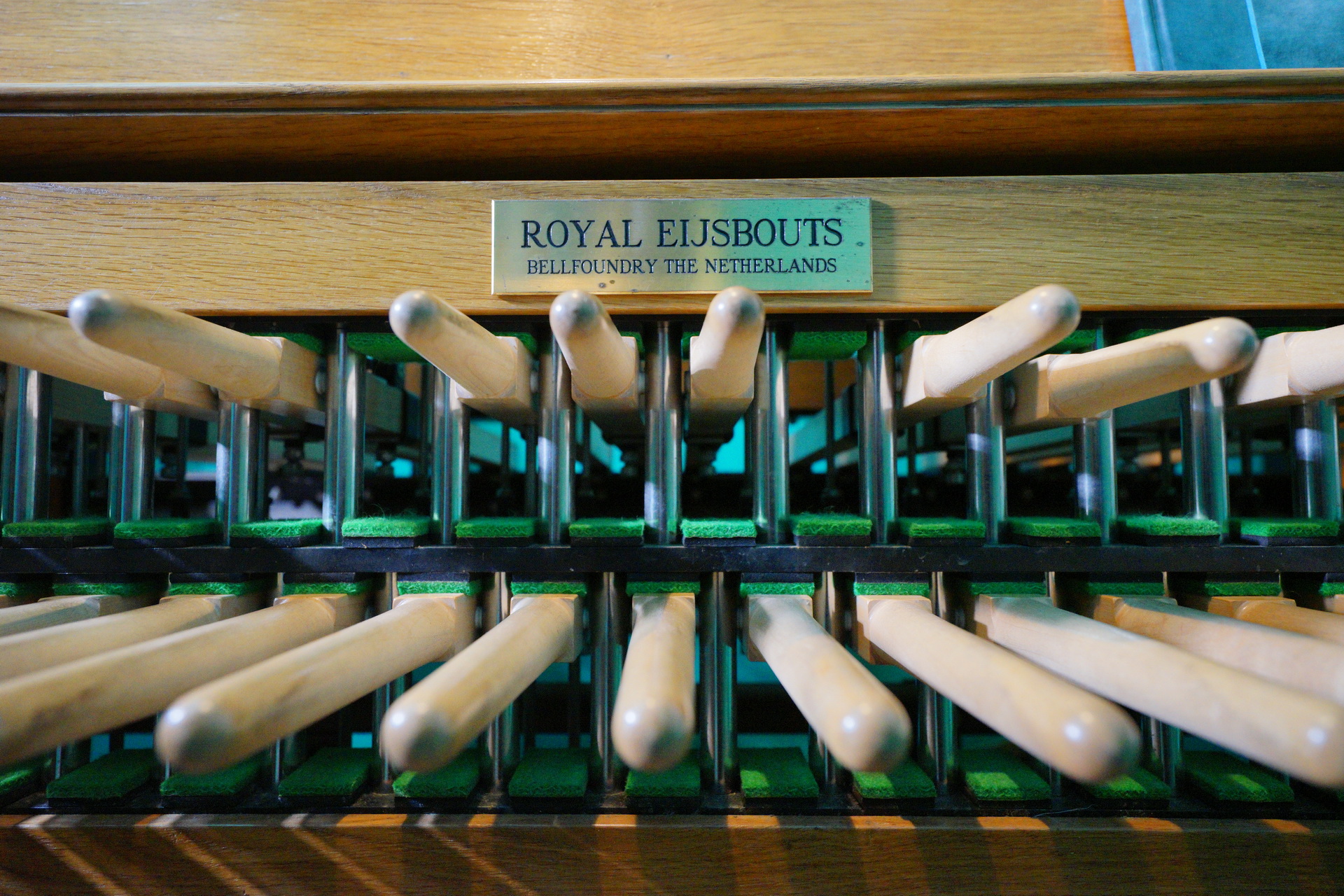 Zbliżenie na klawiaturę carillonu. Powyżej tabliczka z napisem Royal Eijsbouts. Bellfoundry the Netherlands.