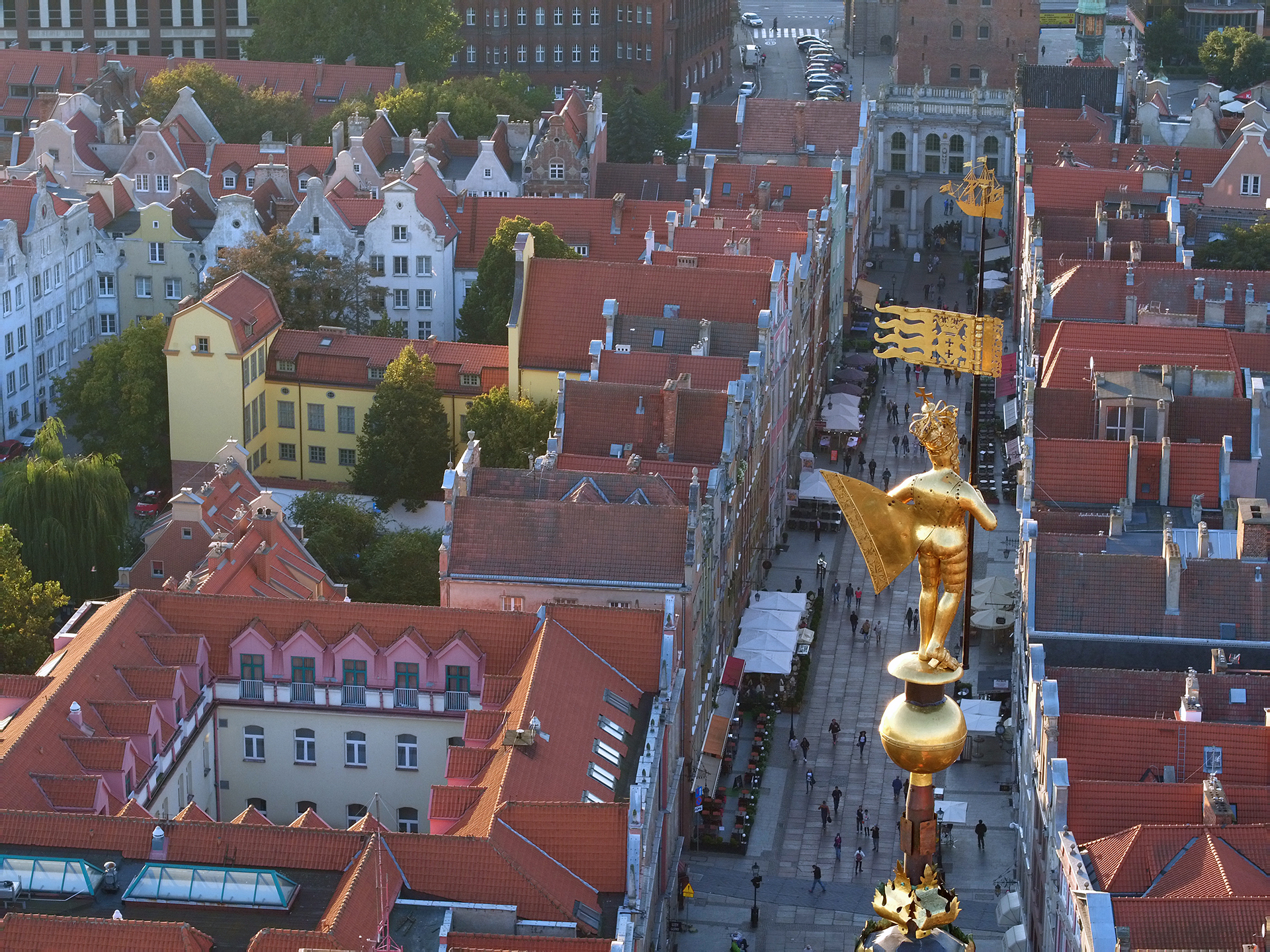 Widok z lotu ptaka na ulicę Długą. Na pierwszym planie zwieńczenie wieży Ratusza, złota figura Króla Zygmunta II Augusta.