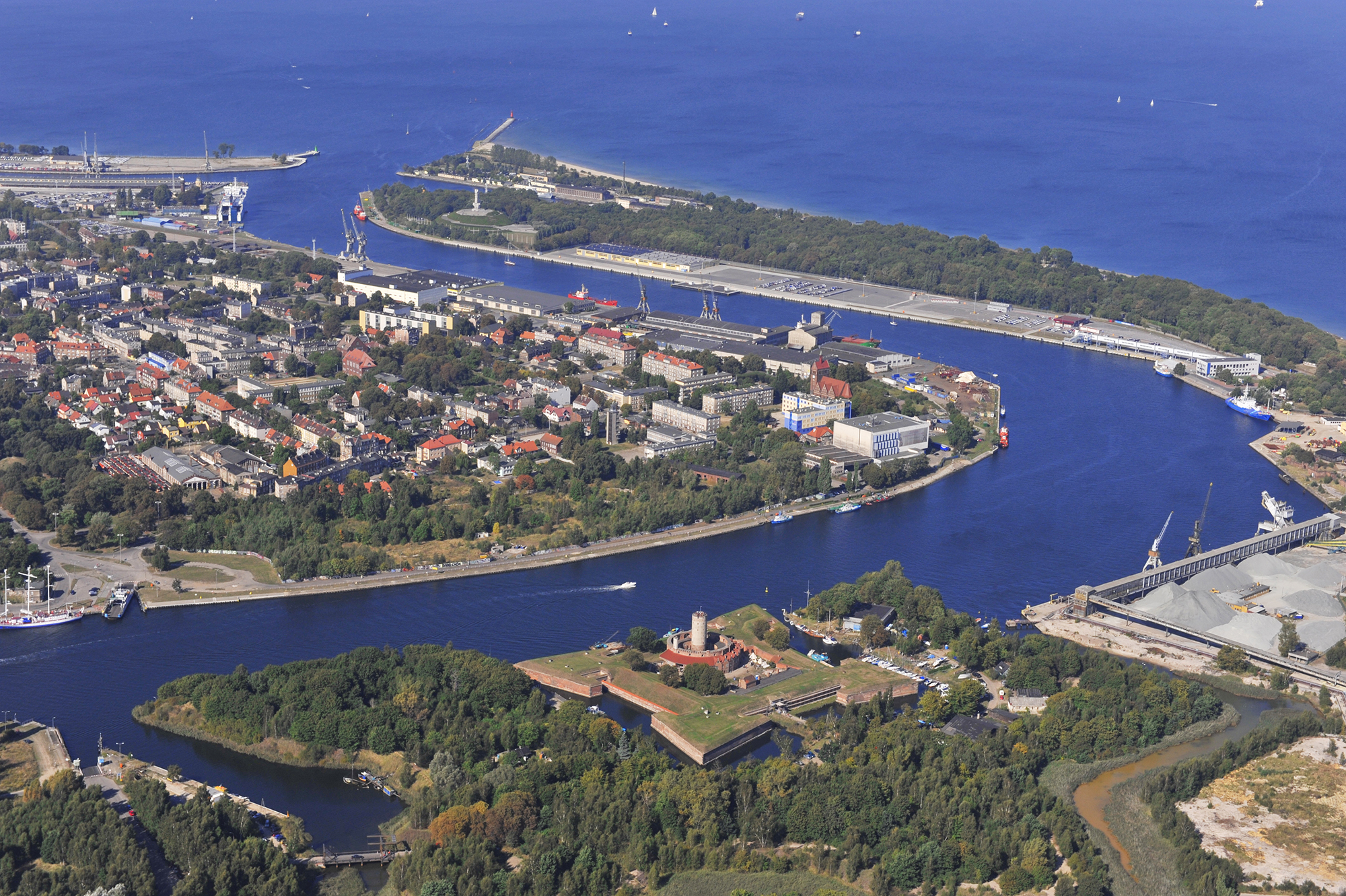 Widok z lotu ptaka. W dole zdjęcia Twierdza Wisłoujście. Wyżej, po prawej widać półwysep Westerplatte. W środkowej części i po lewej leży dzielnica Nowy Port.