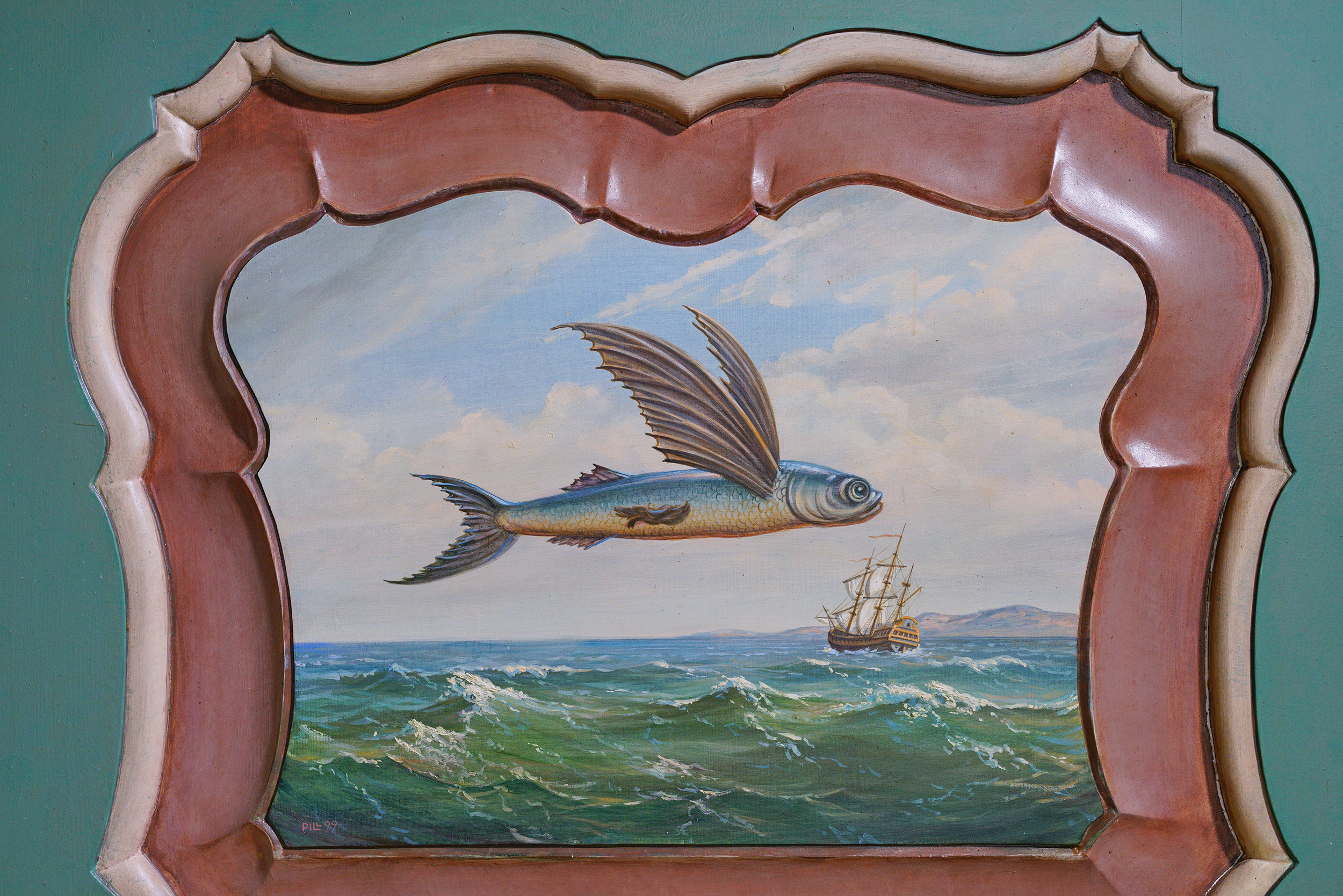 Malunek na lamperii. Latająca ryba ze skrzydłami. Poniżej falujące morze, w głębi płynący statek.