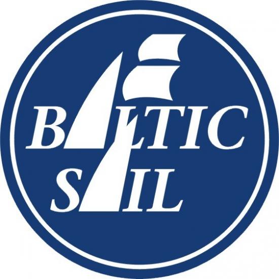 Logo BALTIC SAIL. Białe litery, niebieskie tło. Okrągłe. Litery A stylizowane na żagle. 