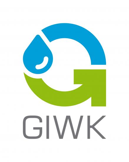Logo Gdańskiej Infrastruktury Wodociągowo-Kanalizacyjnej Sp z o.o. Logo w kształcie dwubarwnej litery G. Dolna część w kolorze zielonym, górna niebieskim. Grzbiet litery G współtworzy niebieska kropla. Poniżej skrót GIWK. Tło białe