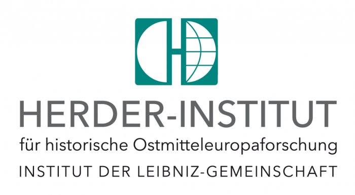 Logo Instytutu Herdera w Marburgu. Logo w kształcie litery H, gdzie pionowe kreski grube, zawierają w sobie półkule, natomiast kreska pozioma cienka. Odstęp między kreskami pionowymi mały. 