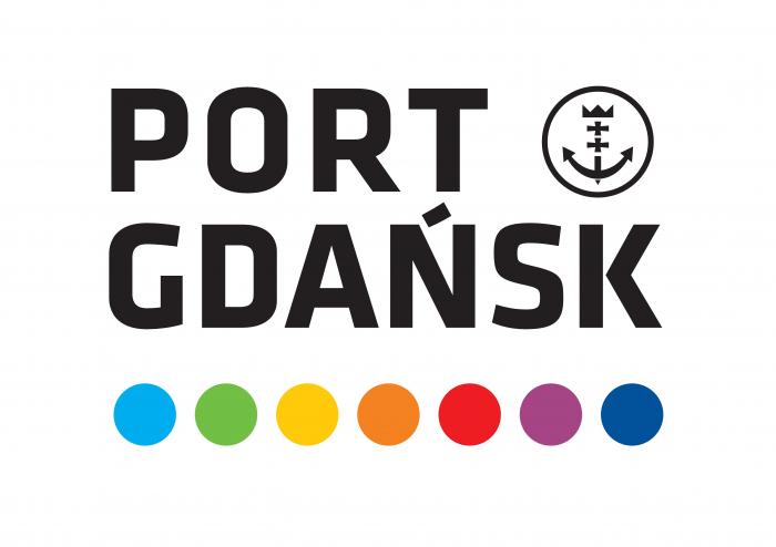 Logo Zarządu Morskiego Portu Gdańsk. Tekst Port Gdańsk czarny, wyrazy jeden nad drugim. Obok górnego herb gdańska w okręgu zwieńczony kotwicą dwuramienną. Pod napisem 7 kół w różnych kolorach.