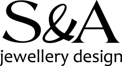 Logo S&A Jewellery Design. Całość w formie czarnego tekstu na białym tle. Od góry S&A, niżej Jewellery Design.