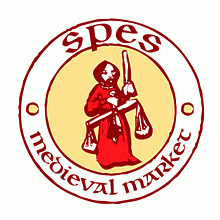 Logo marki SPES Medieval Market. Logo w kształcie pieczęci. Na obwodzie nazwa. W środku postać w czerwonym stroju na żółtym tle, trzyma wagę szalkową. 